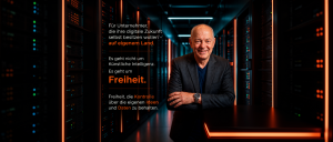 Unternehmer posiert in Serverraum; Text über digitale Zukunft, Freiheit und Kontrolle über Ideen und Daten